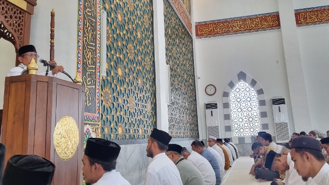 Khutbah Jum'at di Masjid HMH, Kepala KUA Cot Girek Sampaikan Tingkatan Manusia dan Kesombongan