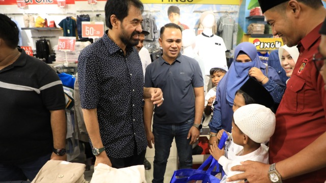 Gubernur Aceh Mualem Boyong 120 Anak Yatim Belanja Baju Lebaran di Suzuya Mall Kota Lhokseumawe