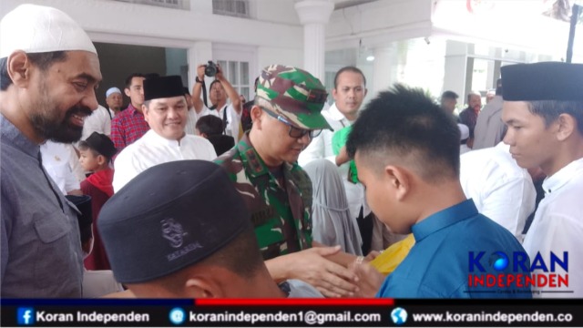 Dandim 0105/Abar Turut Dampingi Gubernur Aceh Santuni Anak Yatim Yang Digelar Pemkab Aceh Barat