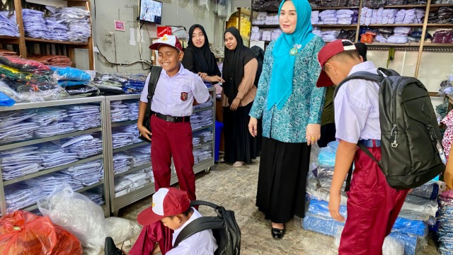 Senyum Siswa SD saat Marlina Ajak Mereka Belanja Seragam Baru