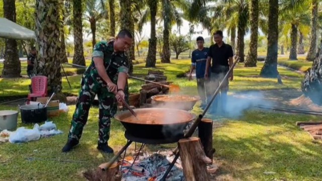 Melestarikan Tradisi Masakan Kuah Beulangong masakan ciri khas Aceh Oleh Yonif 115/ML