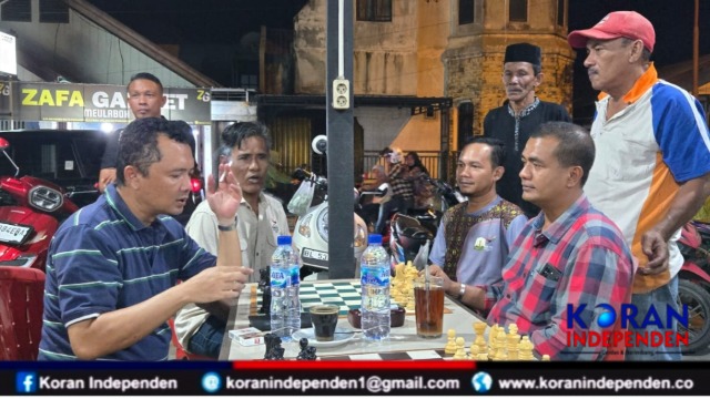 Dandim 0105/Abar dan Ketua Percasi Main Catur Santai di Warkop, Bahas Persiapan Open Turnamen Dandim Cup 2025