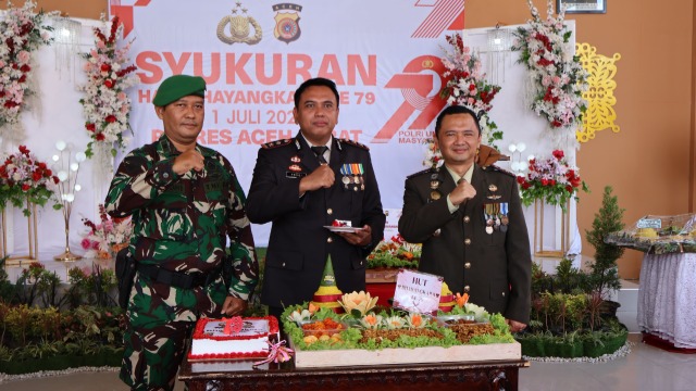 Sinergitas Dari Kodim 0105/Aceh Barat Di HUT Polri Ke - 79, Dandim Berikan Tumpeng Kepada Kapolres
