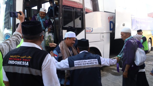 Tangis Haru Sambut Kepulangan 392 Jamaah Haji Kloter 4 Asal Aceh, Satu Wafat di Tanah Suci