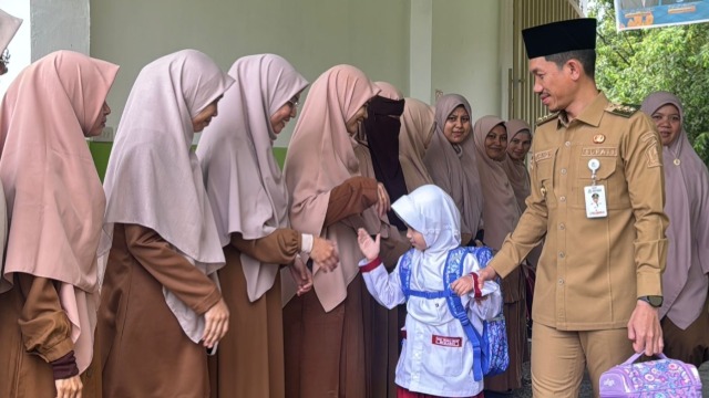 Bupati Aceh Barat Antar Anak di Hari Pertama Sekolah, Jadi Teladan Bagi Orang Tua