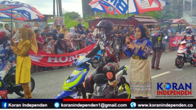 Umbrella Girl Berpakaian Adat Aceh Curi Perhatian di Kejurprof Balap Motor Honda Cup Race IMI Aceh 2025 di Meulaboh 