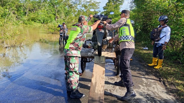 Tanggap Bencana, Dandim 0105/Abar Instruksikan Agar Babinsa Turun Langsung Bantu Atur Lalu Lintas di Jalan Tergenang Desa Ateung Teupat