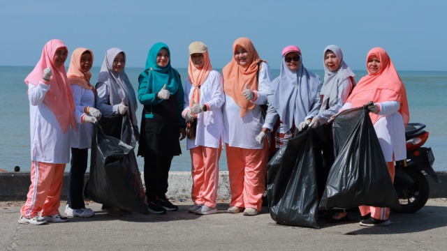 Langkah Bersih di Suak Indrapuri: Ketua PKK dan DWP Aceh Barat Turun ke Jalan