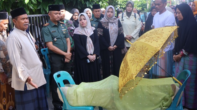 Anak Anggota Meninggal Dunia, Dandim 0105/Aceh Barat dan Ketua Persit Takziah Berikan Dukungan Moril