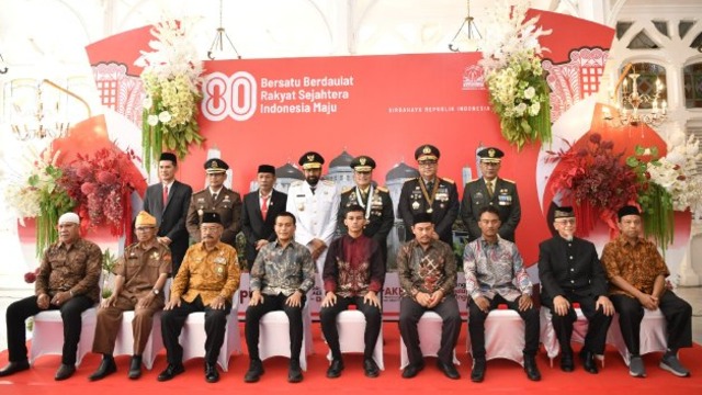 Aceh Peringati HUT ke-80 RI, Mualem Serahkan Cendera Mata kepada Keluarga Pahlawan