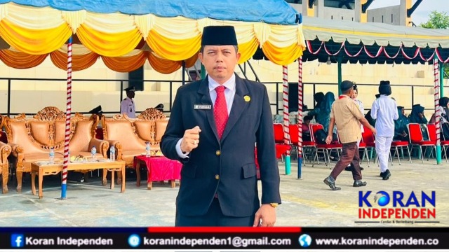 Desi Jumaidir, S.Pd.,M.Si selaku Plt Kepala SMAN 1 Bubon Bacakan UUD 1945 di Peringatan HUT RI ke-80