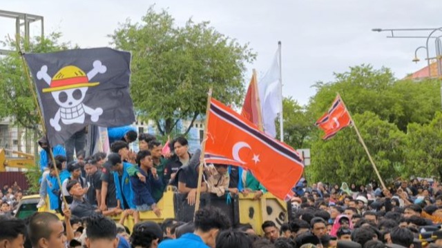 Bendera Bintang Bulan hingga One Piece Warnai Tuntutan Reformasi di DPRA