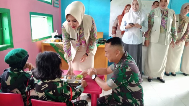Dandim 0105/Abar Launching Program Makan Sehat Bergizi di TK Kartika XIV-13