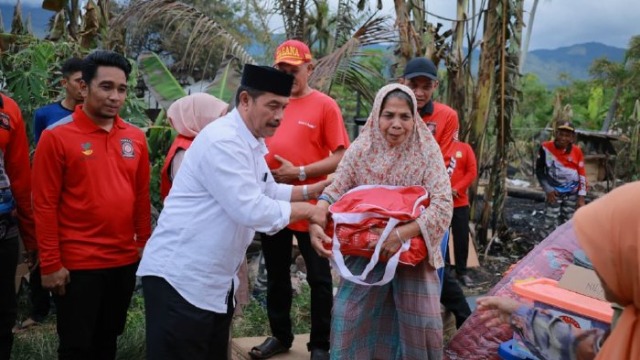 Wakil Bupati Aceh Besar Serahkan Bantuan Masa Panik untuk Korban Kebakaran di Pantee Rawa