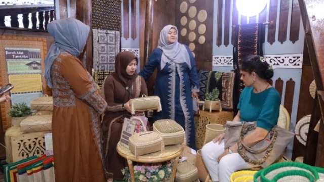 Ketua Dekranasda Aceh Besar Promosikan Kerajinan Lokal di Ajang Inakraf
