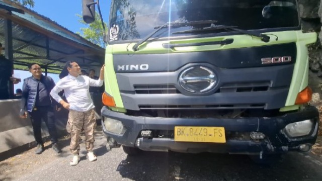 Wagub Sapa Supir Truk Pelat Luar Aceh di Puncak Gurutee, Beri Jajan Makan Siang