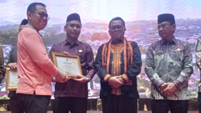 Bupati Tarmizi Raih Penghargaan Bupati Peduli Kesehatan Jiwa di Tingkat Provinsi Aceh