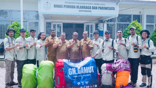 Kadispora Pidie Jaya Lepas Tim Ekspedisi Atap Seurambi Menuju Gunung Gamut Peringati Hari Sumpah Pemuda 2025