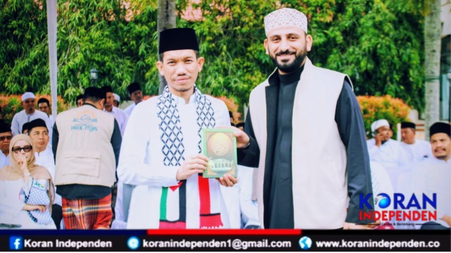 Momen Haru di Hari Santri 2025, Bupati Aceh Barat Terima Al-Qur’an dari Syeikh Saib Helles asal Gaza, Palestina