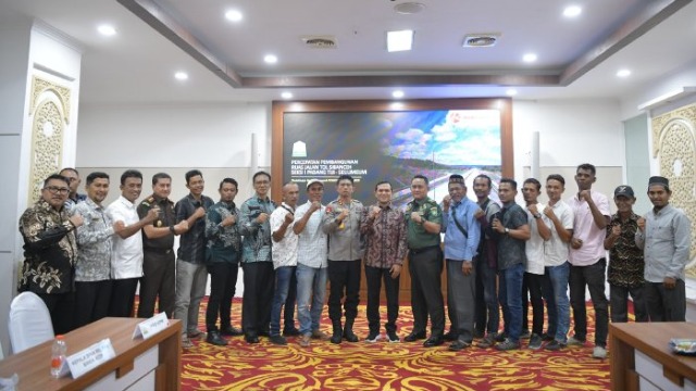 Wagub Fadhlullah Pimpin Rapat Bahas Solusi Pembayaran Tanaman Tanam Tumbuh di Proyek Tol Padang Tiji–Seulimeum