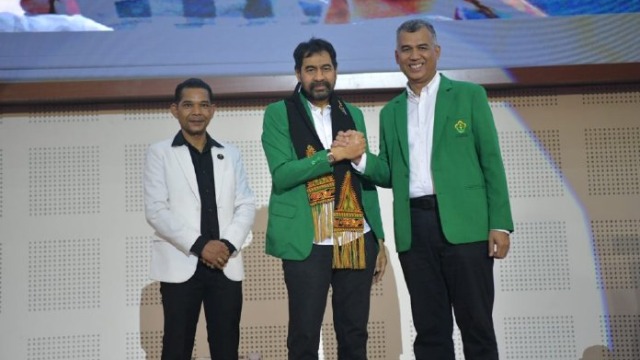 Mualem Hadiri Pelantikan Pengurus IKA Unimal