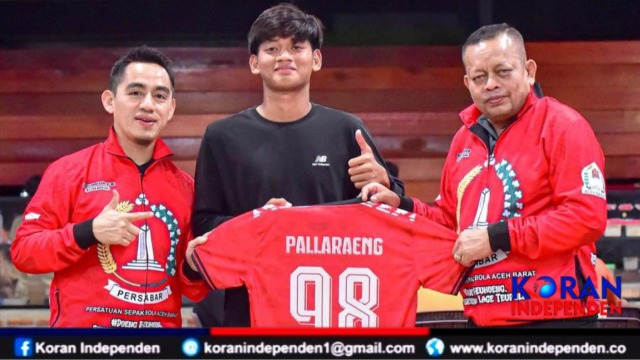 Deyan Moer Bagikan Jersey untuk Pemain dan Pelatih Persabar