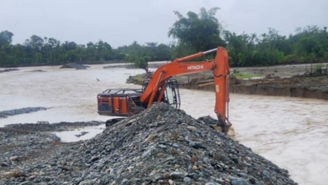 PUPR Aceh Barat Lakukan Normalisasi Sungai Krung Meureubo di Keutambang untuk Cegah Banjir