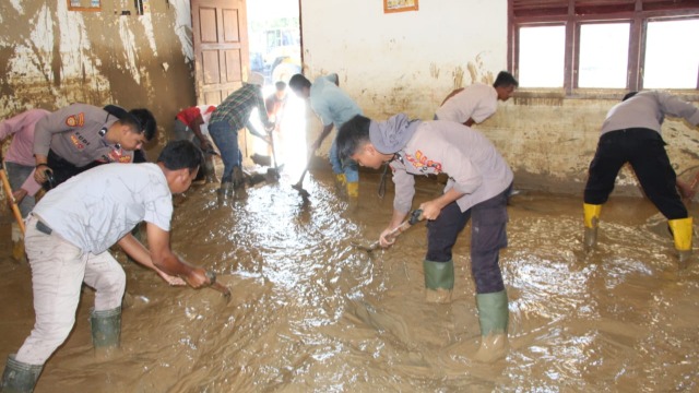 Polres Aceh Barat dan Warga Woyla Bersinergi Bersihkan Sekolah Pascabanjir