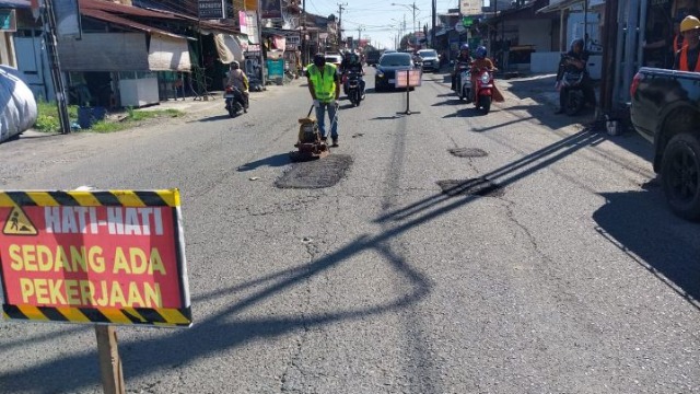 PUPR Aceh Barat Lakukan Penambalan Jalan di Ruas Sisingamangaraja Meulaboh, Perbaiki Kenyamanan dan Keselamatan Pengguna Jalan