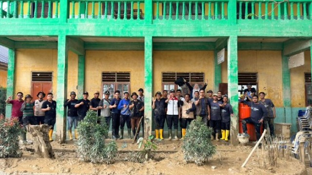 Kepala DPMPTSP Aceh Pimpin Gotong Royong Tahap II Pemulihan SMA Negeri 1 Kejuruan Muda Aceh Tamiang