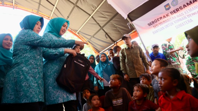 Kak Na Dampingi Ketum TP PKK Pusat Salurkan Bantuan ke Gampong Sah Raja