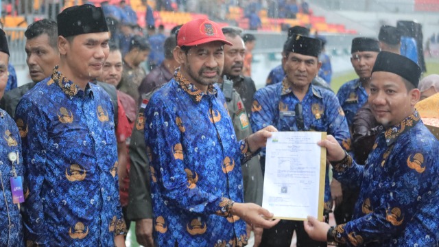 Di Bawah Hujan Deras, Harapan Itu Datang : Mualem Serahkan SK PPPK Paruh Waktu untuk Ribuan Honorer