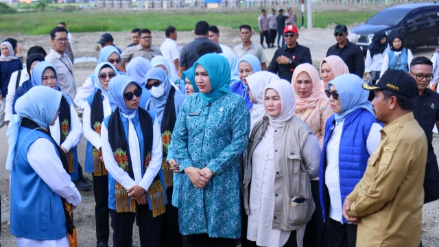 Kak Na Dampingi Ketum Seruni Serahkan Bantuan di Pidie Jaya