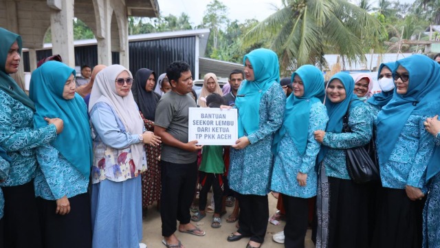 Kak Na Serahkan Bantuan Sapi Meugang di Sawang
