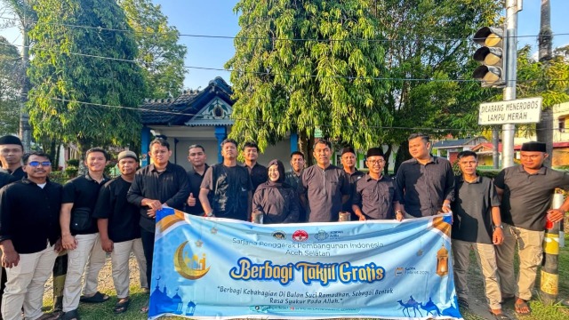 SPPI Aceh Selatan Berbagi Ratusan Paket Takjil Gratis kepada Pengendara