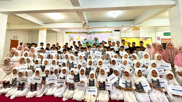 20 Hari Bersama Al-Qur'an, Wali Kota Banda Aceh Tutup Aceh Tutup Daurah Tahfiz dan Tarbiyah Ramadhan TPQ Hidayatul Ulum Lambaro Skep