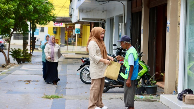 Kak Na Keliling Kota Berbagi Daging Meugang