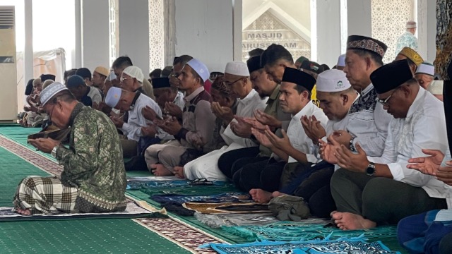 Akhiri Bulan Ramadhan, Wagub Aceh dan Mendagri Salat Jumat di Masjid Darussalam Kawasan Huntara Aceh Tamiang