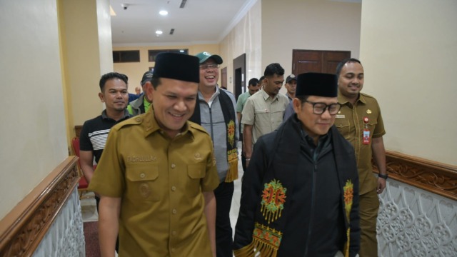 WAGUB ACEH SAMBUT HABIBI AN NAWAWI DENGAN ADAT ACEH, LANJUT SAMBUT Cak Imin DI BANDARA SIM