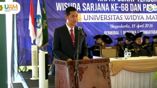SEKDA ACEH TEKANKAN KEWIRAUSAHAAN DAN INTEGRITAS PADA WISUDA UNIVERSITAS WIDYA MATARAM