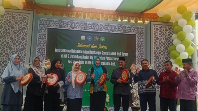 Ketua PKK provinsi Aceh Ibu Marlina Muzakir Buka Kegiatan Gemar Makan Ikan dan Market Day di MIN 6 Model Banda Aceh