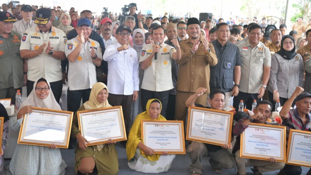 Wagub Aceh bersama Menko PMK dan Mendagri Serahkan Bantuan Rumah Rusak Korban Bencana di Aceh Tamiang