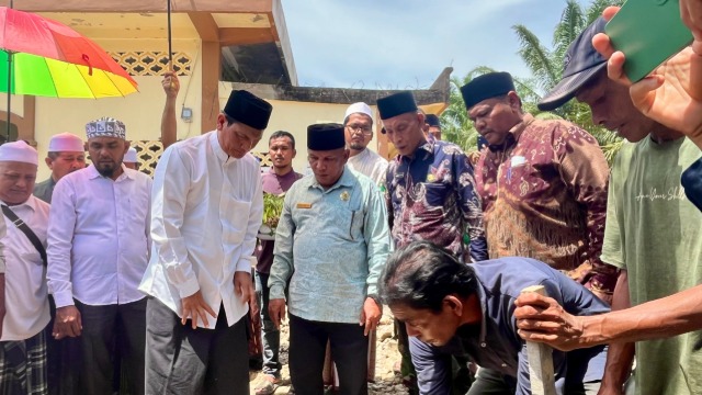 Waled Lapang Letakkan Batu Pertama Pembangunan Masjid Baitul A’la di Cot Girek