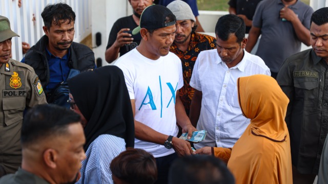 Mualem Bagikan Uang Meugang dari Dana Pribadi, Seribuan Warga Datangi Meuligoe Gubernur Aceh