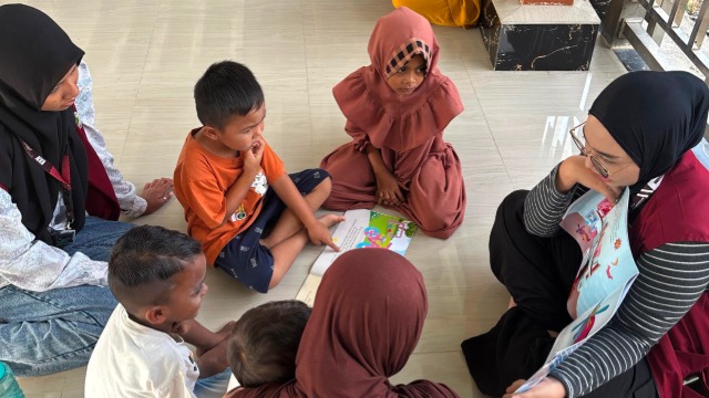 Mahasiswa KKN Literasi Universitas Syiah Kuala Kelompok LT 46 Laksanakan Program Membaca Nyaring bagi Anak-Anak Desa