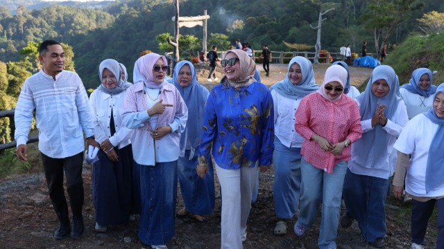 Saat Kak Ana Nikmati Panorama Negeri Atas Awan di Kilonam Geumpang Pidie