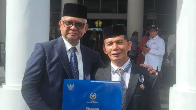 Dosen FH USK A. Malik Musa Terima Satyalancana Karya Satya 10 Tahun Pengabdian