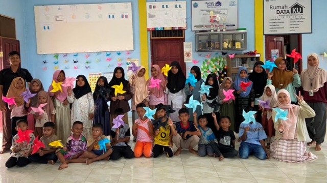 Mahasiswa KKN Tematik Literasi LT 64 USK Hadirkan Tiga Proyek Kreatif Berbasis Buku Bacaan untuk Anak-Anak Desa Rhieng Krueng