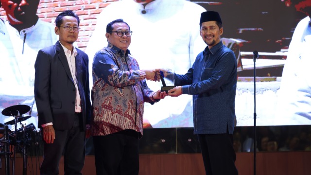 Wagub Aceh Terima Penghargaan Tokoh Penguat Ekonomi Syariah Aceh