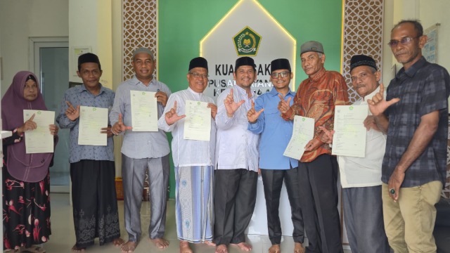 KUA Lhoksukon Serahkan Enam e-AIW, Percepat Tertib Administrasi Wakaf